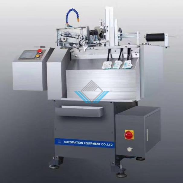 Máy đóng ghim mác quần áo đang hoạt động.