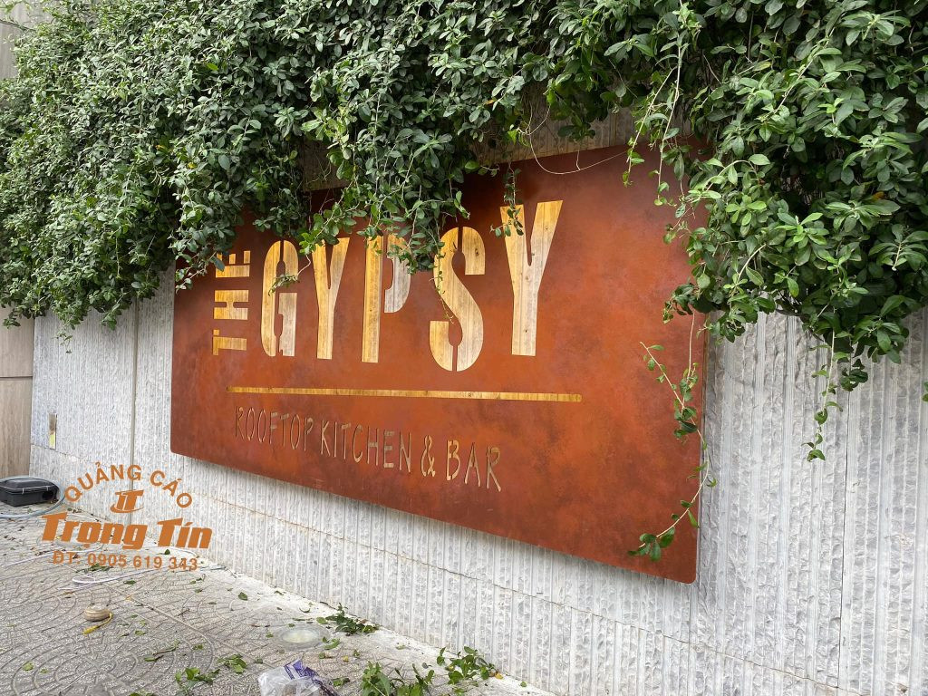 Bảng hiệu chữ nổi sắt sơn rỉ sét phong cách industrial mạnh mẽ và thu hút