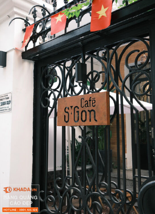 Bảng hiệu tôn sơn rỉ sét Khada Decor cho quán cafe phong cách industrial độc đáo, quận 1